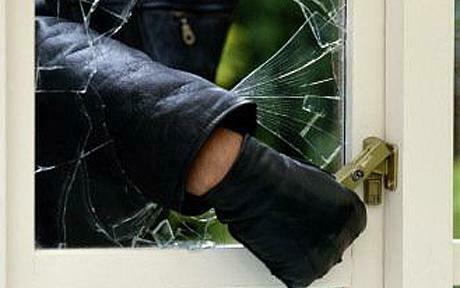 Thief Breaking Glass 